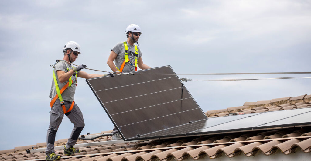 Operarios instalando paneles solares en un tejado